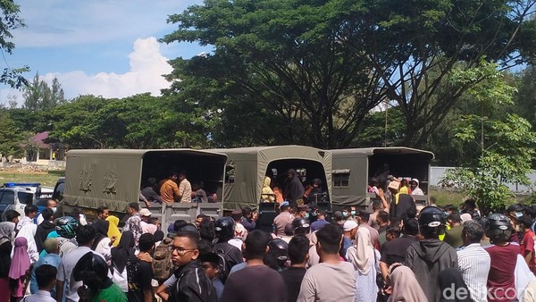 135 pengungsi Rohingya dipindahkan ke UPTD Dinas Sosial Aceh di Ladong, Aceh Besar dengan menggunakan tiga truk Satpol PP. (Agus Setyadi/detikSumut)