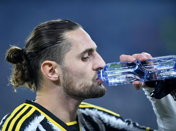 Soccer Football - Serie A - Juventus v Napoli - Allianz Stadium, Turin, Italy - December 8, 2023 Juventus' Adrien Rabiot before the match REUTERS/Massimo Pinca