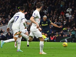 Newcastle United baru berhasil mencetak gol pada masa injury time, tepatnya pada menit ke-91. Sean Longstaff memenangkan bola lalu bola dialirkan Callum Wilson ke Joelinton. Namun gol itu cuma menjadi hiburan kecil saja buat Newcastle. Paul Childs/Action Images via Reuters