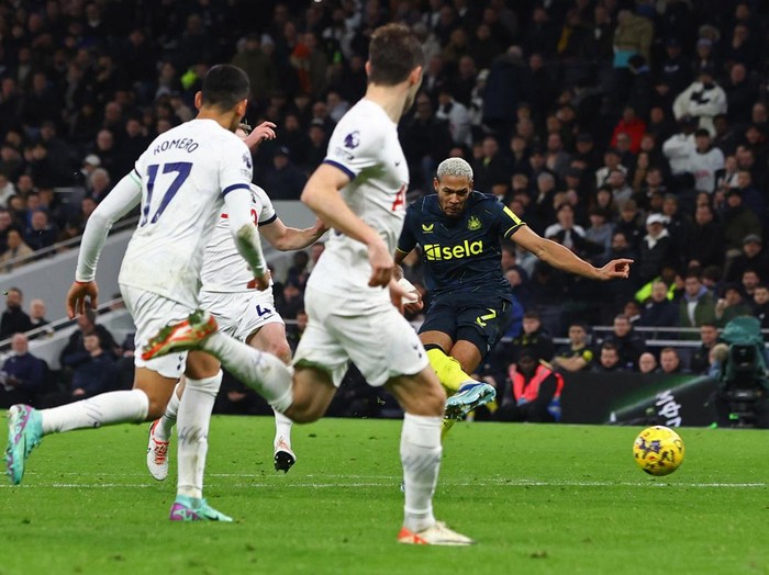 Soccer Football - Premier League - Tottenham Hotspur v Newcastle United - Tottenham Hotspur Stadium, London, Britain - December 10, 2023 Newcastle United's Joelinton scores their first goal Action Images via Reuters/Paul Childs NO USE WITH UNAUTHORIZED AUDIO, VIDEO, DATA, FIXTURE LISTS, CLUB/LEAGUE LOGOS OR 'LIVE' SERVICES. ONLINE IN-MATCH USE LIMITED TO 45 IMAGES, NO VIDEO EMULATION. NO USE IN BETTING, GAMES OR SINGLE CLUB/LEAGUE/PLAYER PUBLICATIONS.