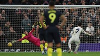 Penalti! Tottenham mendapatkan hadiah penalti pada menit ke-85 setelah Dubravka menjatuhkan Son. Son mengambil sendiri eksekusi itu dan mengecoh Dubravka. Paul Childs/Action Images via Reuters