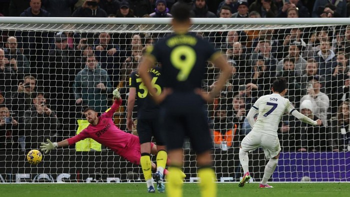 Soccer Football - Premier League - Tottenham Hotspur v Newcastle United - Tottenham Hotspur Stadium, London, Britain - December 10, 2023 Tottenham Hotspurs Son Heung-min scores their fourth goal from the penalty spot Action Images via Reuters/Paul Childs NO USE WITH UNAUTHORIZED AUDIO, VIDEO, DATA, FIXTURE LISTS, CLUB/LEAGUE LOGOS OR LIVE SERVICES. ONLINE IN-MATCH USE LIMITED TO 45 IMAGES, NO VIDEO EMULATION. NO USE IN BETTING, GAMES OR SINGLE CLUB/LEAGUE/PLAYER PUBLICATIONS.
