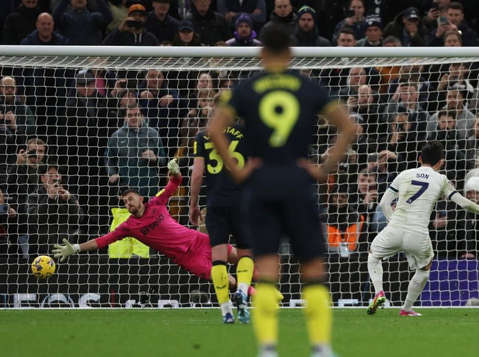Soccer Football - Premier League - Tottenham Hotspur v Newcastle United - Tottenham Hotspur Stadium, London, Britain - December 10, 2023 Tottenham Hotspur's Son Heung-min scores their fourth goal from the penalty spot Action Images via Reuters/Paul Childs NO USE WITH UNAUTHORIZED AUDIO, VIDEO, DATA, FIXTURE LISTS, CLUB/LEAGUE LOGOS OR 'LIVE' SERVICES. ONLINE IN-MATCH USE LIMITED TO 45 IMAGES, NO VIDEO EMULATION. NO USE IN BETTING, GAMES OR SINGLE CLUB/LEAGUE/PLAYER PUBLICATIONS.