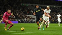 Spurs sudah memimpin 3-0 pada menit ke-60! Berawal dari umpan panjang ke Richarlison, penyerang asal Brasil itu dengan tenang menaklukkan kiper Martin Dubravka. REUTERS/Dylan Martinez
