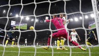 Spurs menggandakan keunggulan pada menit ke-38. Son merangsek di kiri dan mengirim umpan tarik yang disambar oleh Richarlison. Babak pertama berakhir. Paul Childs/Action Images via Reuters