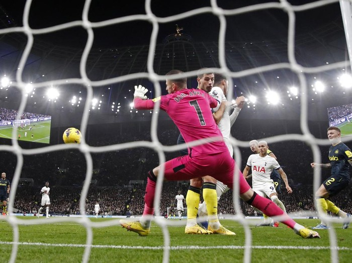 Soccer Football - Premier League - Tottenham Hotspur v Newcastle United - Tottenham Hotspur Stadium, London, Britain - December 10, 2023 Tottenham Hotspur's Richarlison scores their second goal Action Images via Reuters/Paul Childs NO USE WITH UNAUTHORIZED AUDIO, VIDEO, DATA, FIXTURE LISTS, CLUB/LEAGUE LOGOS OR 'LIVE' SERVICES. ONLINE IN-MATCH USE LIMITED TO 45 IMAGES, NO VIDEO EMULATION. NO USE IN BETTING, GAMES OR SINGLE CLUB/LEAGUE/PLAYER PUBLICATIONS.