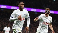 GOL! Tottenham memimpin pada menit ke-26. Umpan mendatar Son Heung Min diselesaikan oleh Destiny Udogie ke gawang Martin Dubravka. Paul Childs/Action Images via Reuters