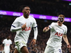 GOL! Tottenham memimpin pada menit ke-26. Umpan mendatar Son Heung Min diselesaikan oleh Destiny Udogie ke gawang Martin Dubravka. Paul Childs/Action Images via Reuters