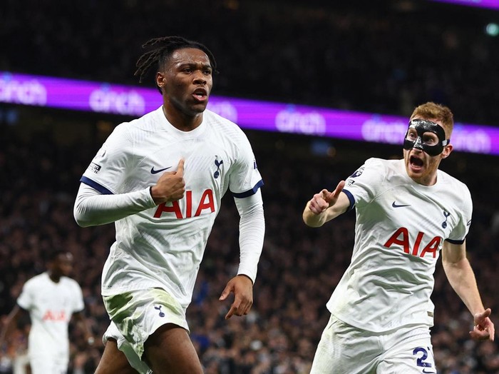 Soccer Football - Premier League - Tottenham Hotspur v Newcastle United - Tottenham Hotspur Stadium, London, Britain - December 10, 2023 Tottenham Hotspur's Destiny Udogie celebrates scoring their first goal with Dejan Kulusevski Action Images via Reuters/Paul Childs NO USE WITH UNAUTHORIZED AUDIO, VIDEO, DATA, FIXTURE LISTS, CLUB/LEAGUE LOGOS OR 'LIVE' SERVICES. ONLINE IN-MATCH USE LIMITED TO 45 IMAGES, NO VIDEO EMULATION. NO USE IN BETTING, GAMES OR SINGLE CLUB/LEAGUE/PLAYER PUBLICATIONS.