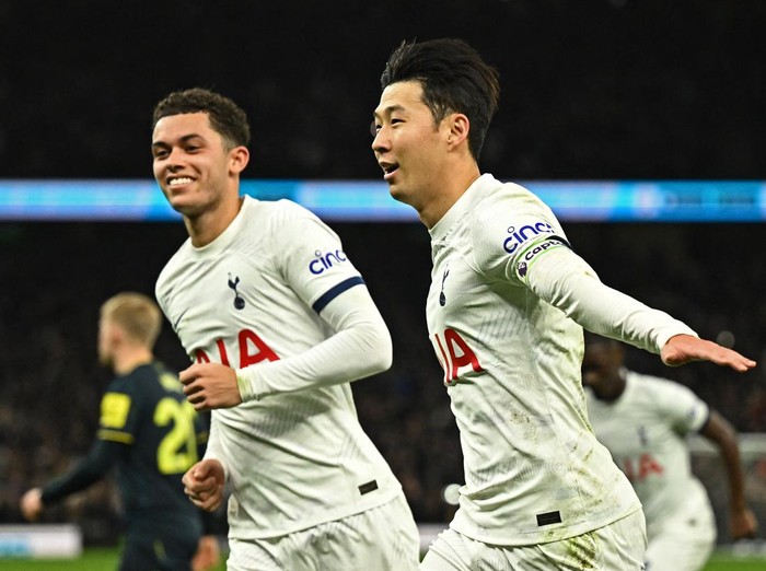 Soccer Football - Premier League - Tottenham Hotspur v Newcastle United - Tottenham Hotspur Stadium, London, Britain - December 10, 2023 Tottenham Hotspur's Son Heung-min celebrates scoring their fourth goal with Brennan Johnson REUTERS/Dylan Martinez NO USE WITH UNAUTHORIZED AUDIO, VIDEO, DATA, FIXTURE LISTS, CLUB/LEAGUE LOGOS OR 'LIVE' SERVICES. ONLINE IN-MATCH USE LIMITED TO 45 IMAGES, NO VIDEO EMULATION. NO USE IN BETTING, GAMES OR SINGLE CLUB/LEAGUE/PLAYER PUBLICATIONS.
