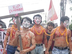 Keberatan 6 Rekannya Di-DO, Mahasiswa Unika Gelar Aksi Teatrikal di LLDikti