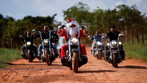Aksi Sinterklas Naik Moge Bagi-bagi Hadiah Natal di Sekolah Brasil