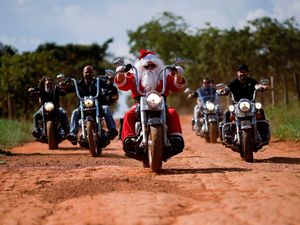 Aksi Sinterklas Naik Moge Bagi-bagi Hadiah Natal di Sekolah Brasil
