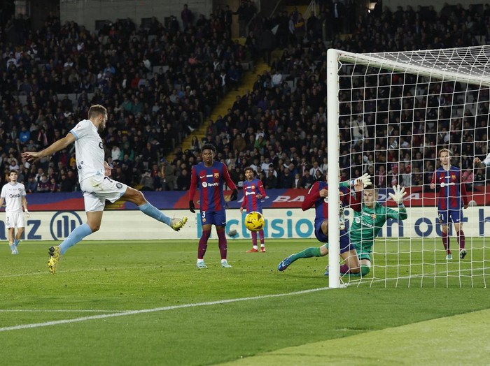 Girona terus memantapkan diri sebagai pesaing gelar LaLiga musim ini. Pasukan Michel sukses menumbangkan Barcelona 4-2. Barcelona vs Girona berlangsung di Estadi Olimpic Lluis Companys, Senin (11/12/2023) dini hari WIB.
