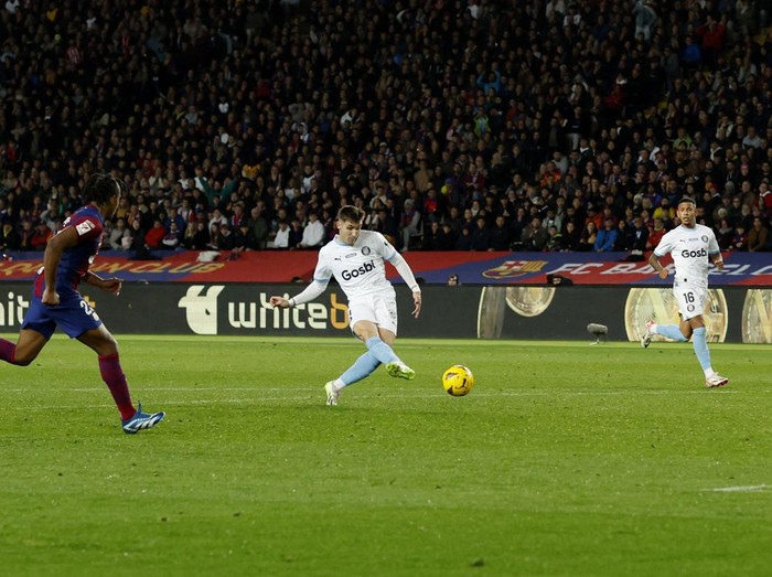 Girona terus memantapkan diri sebagai pesaing gelar LaLiga musim ini. Pasukan Michel sukses menumbangkan Barcelona 4-2. Barcelona vs Girona berlangsung di Estadi Olimpic Lluis Companys, Senin (11/12/2023) dini hari WIB.