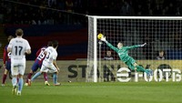 Alih-ahli membalikkan keadaan, Barcelona malah kebobolan lagi. Kali ini tembakan Miguel Gutierrez yang membawa Girona memimpin 2-1 sampai turun minum.  