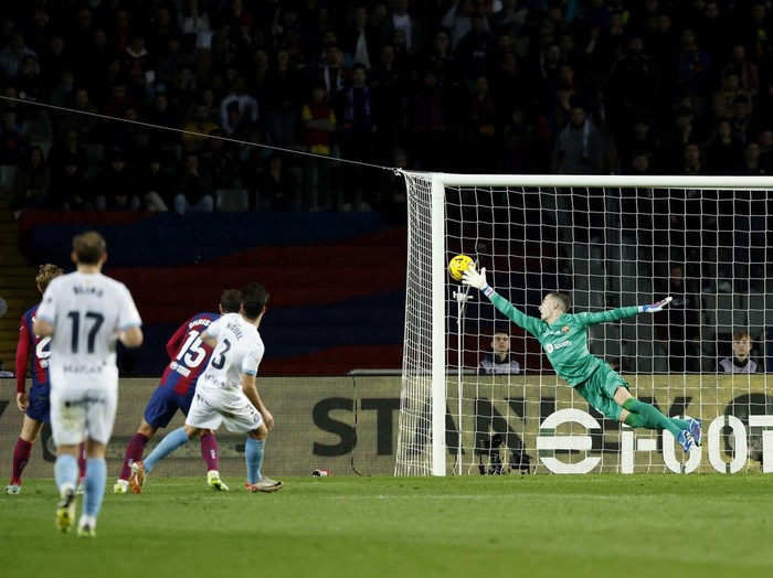 Girona terus memantapkan diri sebagai pesaing gelar LaLiga musim ini. Pasukan Michel sukses menumbangkan Barcelona 4-2. Barcelona vs Girona berlangsung di Estadi Olimpic Lluis Companys, Senin (11/12/2023) dini hari WIB.