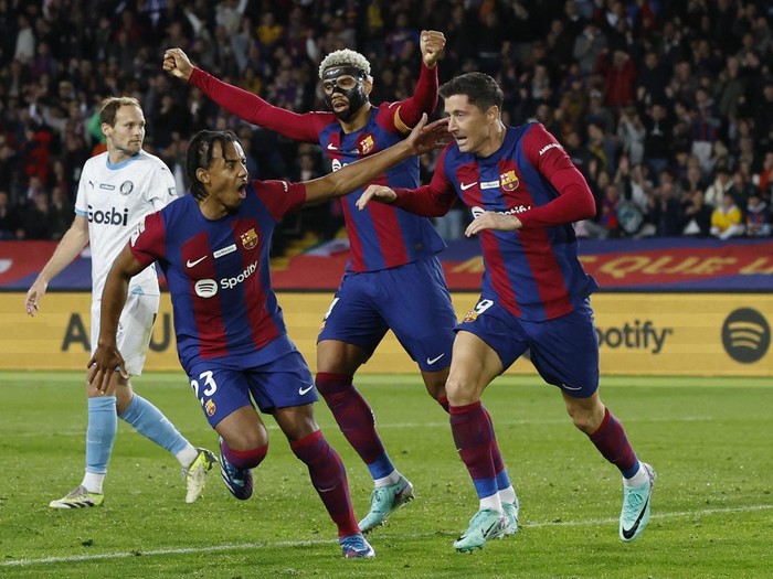 Girona terus memantapkan diri sebagai pesaing gelar LaLiga musim ini. Pasukan Michel sukses menumbangkan Barcelona 4-2. Barcelona vs Girona berlangsung di Estadi Olimpic Lluis Companys, Senin (11/12/2023) dini hari WIB.