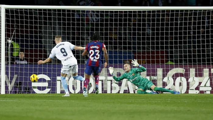 Barcelona Tumbang, Tak Berdaya Hadapi Girona Girona terus memantapkan diri sebagai pesaing gelar LaLiga musim ini. Pasukan Michel sukses menumbangkan Barcelona 4-2. Barcelona vs Girona berlangsung di Estadi Olimpic Lluis Companys, Senin (11/12/2023) dini hari WIB.