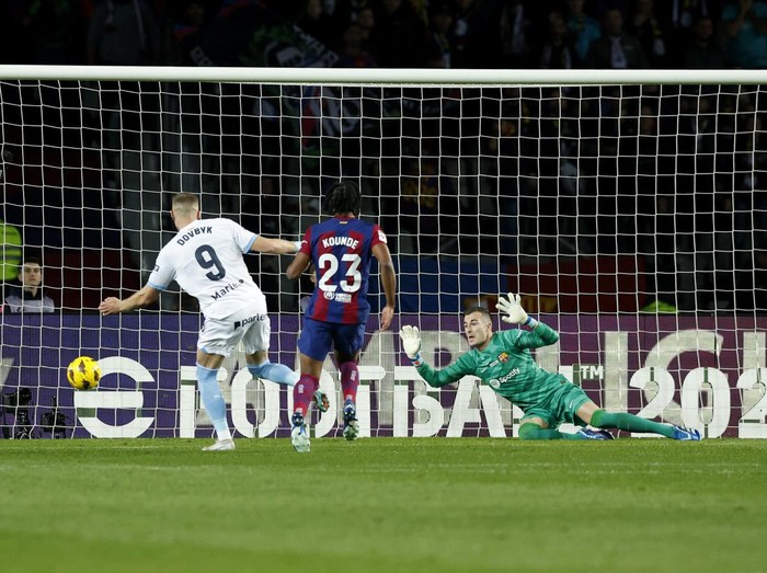 Girona terus memantapkan diri sebagai pesaing gelar LaLiga musim ini. Pasukan Michel sukses menumbangkan Barcelona 4-2. Barcelona vs Girona berlangsung di Estadi Olimpic Lluis Companys, Senin (11/12/2023) dini hari WIB.