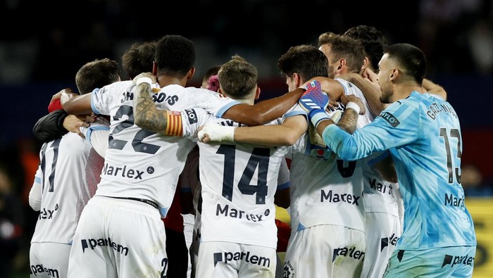 Girona terus memantapkan diri sebagai pesaing gelar LaLiga musim ini. Pasukan Michel sukses menumbangkan Barcelona 4-2. Barcelona vs Girona berlangsung di Estadi Olimpic Lluis Companys, Senin (11/12/2023) dini hari WIB.