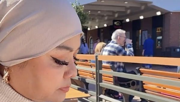 Betharia Sonata, Ibunda Leon Dozan yang Suka Kulineran di Luar Negeri