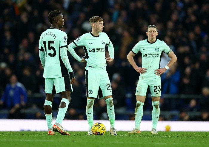 Soccer Football - Premier League - Everton v Chelsea - Goodison Park, Liverpool, Britain - December 10, 2023 Chelsea's Nicolas Jackson, Cole Palmer and Conor Gallagher look dejected after the match REUTERS/Molly Darlington NO USE WITH UNAUTHORIZED AUDIO, VIDEO, DATA, FIXTURE LISTS, CLUB/LEAGUE LOGOS OR 'LIVE' SERVICES. ONLINE IN-MATCH USE LIMITED TO 45 IMAGES, NO VIDEO EMULATION. NO USE IN BETTING, GAMES OR SINGLE CLUB/LEAGUE/PLAYER PUBLICATIONS.