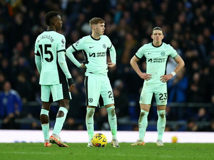 Soccer Football - Premier League - Everton v Chelsea - Goodison Park, Liverpool, Britain - December 10, 2023 Chelsea's Nicolas Jackson, Cole Palmer and Conor Gallagher look dejected after the match REUTERS/Molly Darlington NO USE WITH UNAUTHORIZED AUDIO, VIDEO, DATA, FIXTURE LISTS, CLUB/LEAGUE LOGOS OR 'LIVE' SERVICES. ONLINE IN-MATCH USE LIMITED TO 45 IMAGES, NO VIDEO EMULATION. NO USE IN BETTING, GAMES OR SINGLE CLUB/LEAGUE/PLAYER PUBLICATIONS.