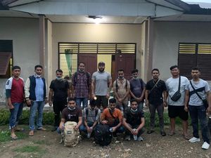 8 WN Bangladesh di NTT Bikin KTP Palsu Berujung Ditangkap 8 WN Bangladesh di NTT Bikin KTP Palsu Berujung Ditangkap