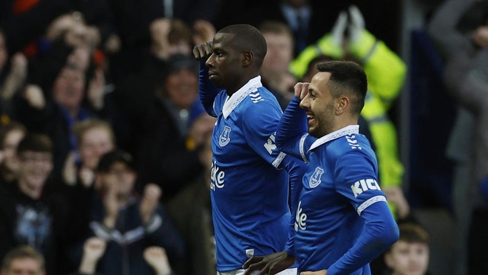 Soccer Football - Premier League - Everton v Chelsea - Goodison Park, Liverpool, Britain - December 10, 2023 Evertons Abdoulaye Doucoure celebrates scoring their first goal with Dwight McNeil Action Images via Reuters/Jason Cairnduff NO USE WITH UNAUTHORIZED AUDIO, VIDEO, DATA, FIXTURE LISTS, CLUB/LEAGUE LOGOS OR LIVE SERVICES. ONLINE IN-MATCH USE LIMITED TO 45 IMAGES, NO VIDEO EMULATION. NO USE IN BETTING, GAMES OR SINGLE CLUB/LEAGUE/PLAYER PUBLICATIONS.