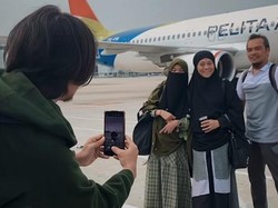 Biasa Diajak Foto, Fiersa Besari Disuruh Fotoin Emak-emak di Bandara