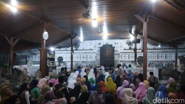 Foto keramik di tembok sekitar makam dan foto situasi makam Sunan Gunung Jati