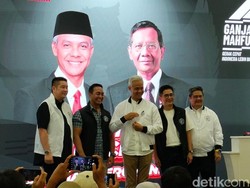 Ganjar di Launching Merchandise: Ada Tanda Tangan Ganjar-Mahfud Harganya Beda