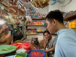Gibran Borong Cabai Saat Blusukan ke Pasar Rumput Jaksel