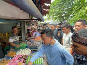 Gibran Blusukan ke Pasar di Jaksel, Pedagang Minta Harga Beras Diturunkan