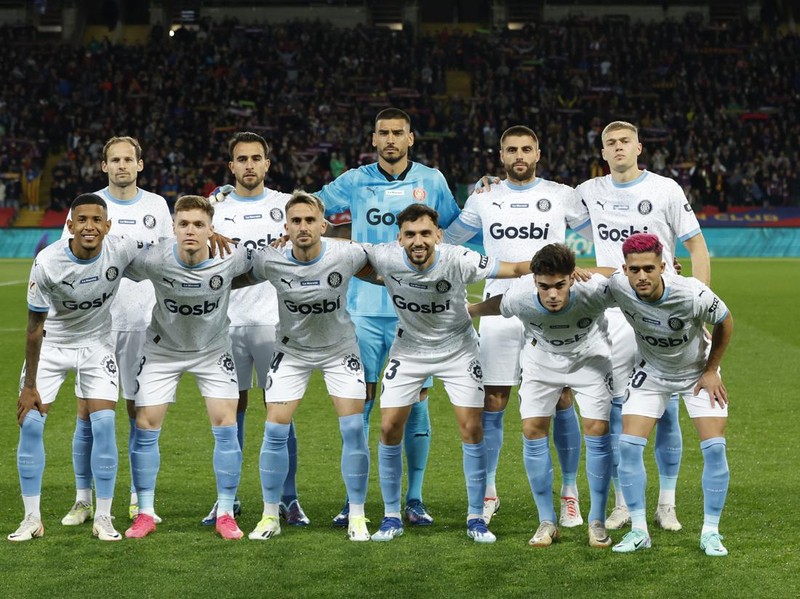 Soccer Football - LaLiga - FC Barcelona v Girona - Estadi Olimpic Lluis Companys, Barcelona, Spain - December 10, 2023 Girona players pose for a team group photo before the match REUTERS/Albert Gea