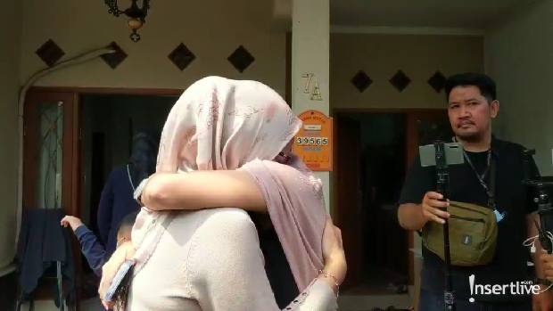 Ibunda Meninggal, Kakak Jeje Govinda Nangis di Peluk Nisya Ahmad