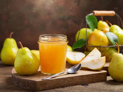 Ilustrasi Ibu Hamil Makan Pir