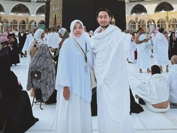 Dari London, Jeje Govinda Tiba di Rumah Duka Ibunda Diselimuti Haru