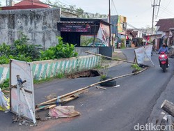 Jembatan Tirto Taruno Malang Berlubang Besar Tapi Tak Kunjung diperbaiki