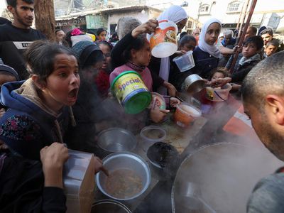 Jerit Warga Gaza Menahan Lapar Berebut Makanan di Tengah Perang