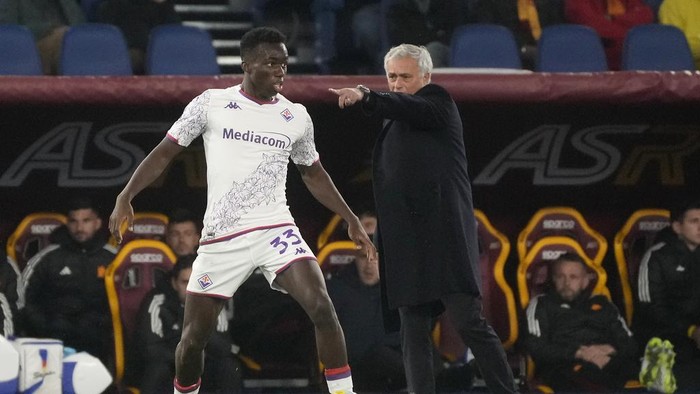Romas head coach Jose Mourinho, right, gives instructions during the Series A soccer match between Roma and Fiorentina at the Romes Olympic stadium, Sunday, Dec. 10, 2023. (AP Photo/Gregorio Borgia)