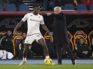 Dua Pemain Roma Dikartumerah, Mourinho pun Bungkam