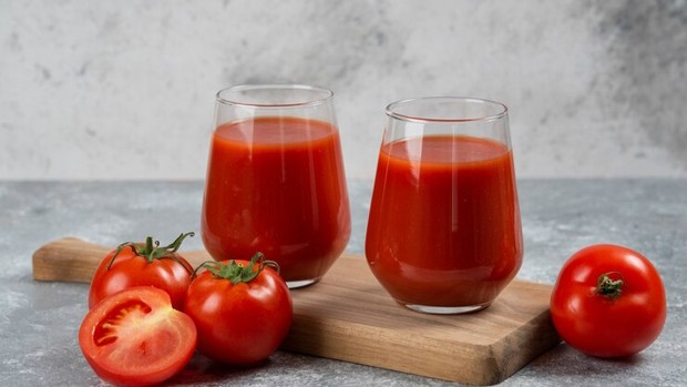 Jus tomat/Foto: Freepik.com/azerbaijan_stockers Minuman yang aman dikonsumsi saat perut kosong