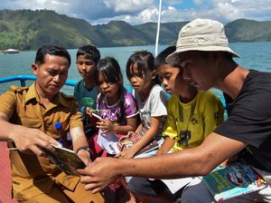 Keren, Danau Toba Punya Kapal Belajar dengan 1.000 Koleksi Buku