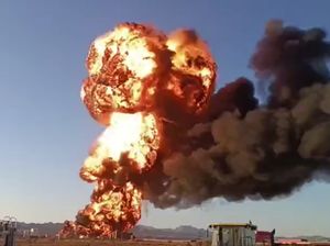 Penampakan Kilang Minyak Terbakar Hebat di Iran, 1,5 Juta Liter BBM Ludes Penampakan Kilang Minyak Terbakar Hebat di Iran, 1,5 Juta Liter BBM Ludes