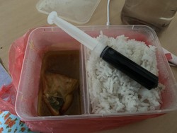 Absurd, Ibu Ini Bekali Anaknya Kecap Pakai Suntikan