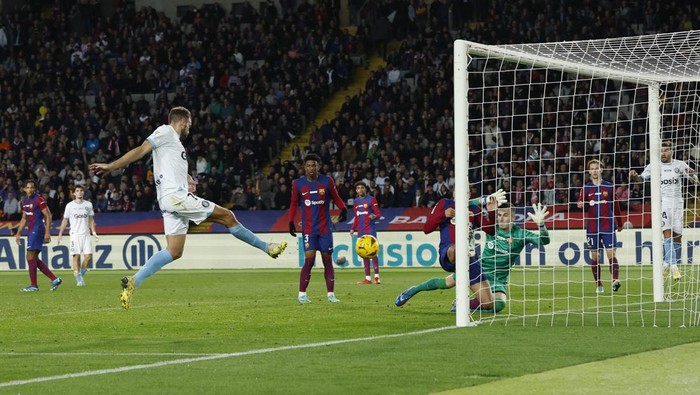 Soccer Football - LaLiga - FC Barcelona v Girona - Estadi Olimpic Lluis Companys, Barcelona, Spain - December 10, 2023 Gironas Cristhian Stuani scores their fourth goal REUTERS/Albert Gea