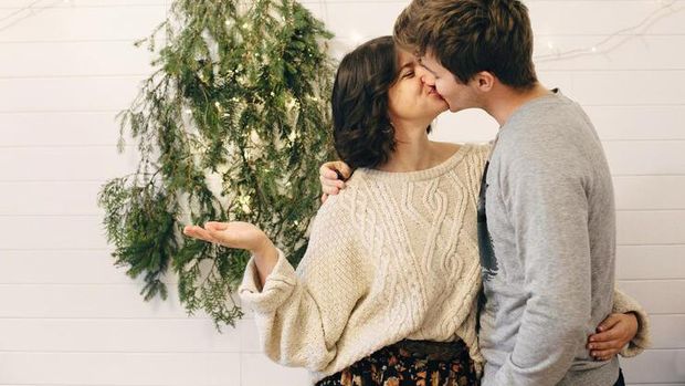 Legenda ciuman di bawah mistletoe/Foto: Freepik.com/sonjachnyj Jenis ciuman dan maknanya