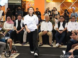 Lenggak-lenggok Model Peragakan Merchandise Ganjar-Mahfud Lenggak-lenggok Model Peragakan Merchandise Ganjar-Mahfud